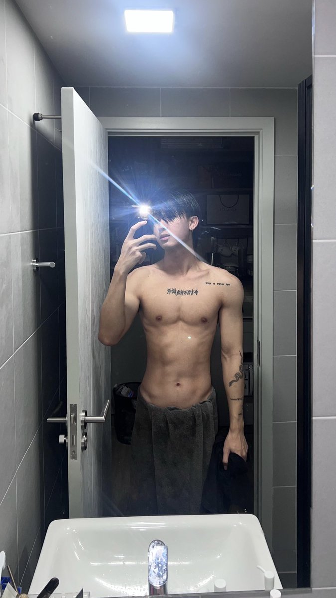 whosaseann's tweet photo. 🗿✌🏽 https://t.co/q54KXx3etr