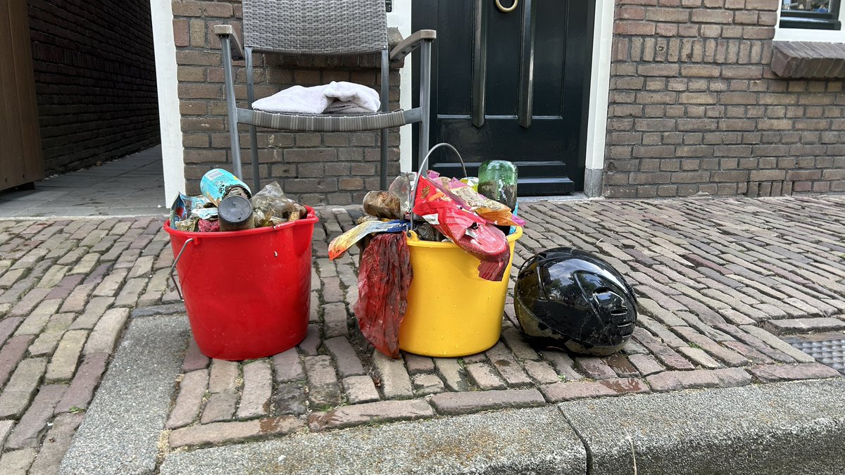 De gracht in #tiel is weer een stukje schoner. Van Brugstraat tot Corrie’s Corner in elk geval!
De stoel hoort niet bij de vondsten, de helm wel!
<a href="/AvriSchoon/">Avri</a> <a href="/gemTiel/">gemeente Tiel</a>