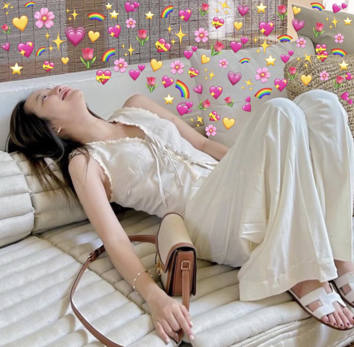 lesbicbyul's tweet photo. Charlotte diciendo que Engfa le enseño muchas cosas como el a amar mujer, cosa que ella jamás pensó que le pasaria.

Becky diciendole te amo a Freen frente a miles de personas y Freen dedicándole una canción con esa guitarra.

Lingling invitando a Orm a su casa a ver Netflix https://t.co/7BDU8jkzxa