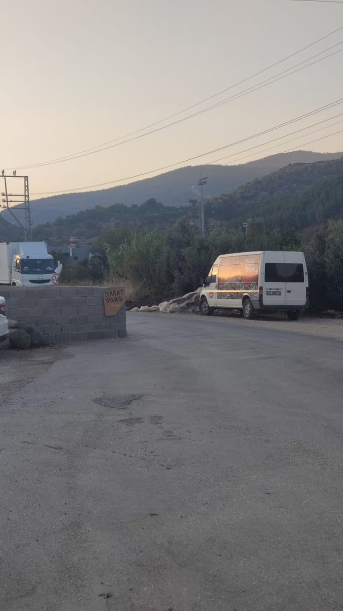 Sevgili Antakya belediyesi ve Hatay büyükşehir belediyesi yolun ortasına duvar yapıyorlar haberiniz var mı? <a href="/HatayBSB/">Hatay Büyükşehir Belediyesi</a> <a href="/AntakyaBld/">Antakya Belediyesi 🇹🇷</a> <a href="/mehmetonturktr/">Mehmet ÖNTÜRK</a>