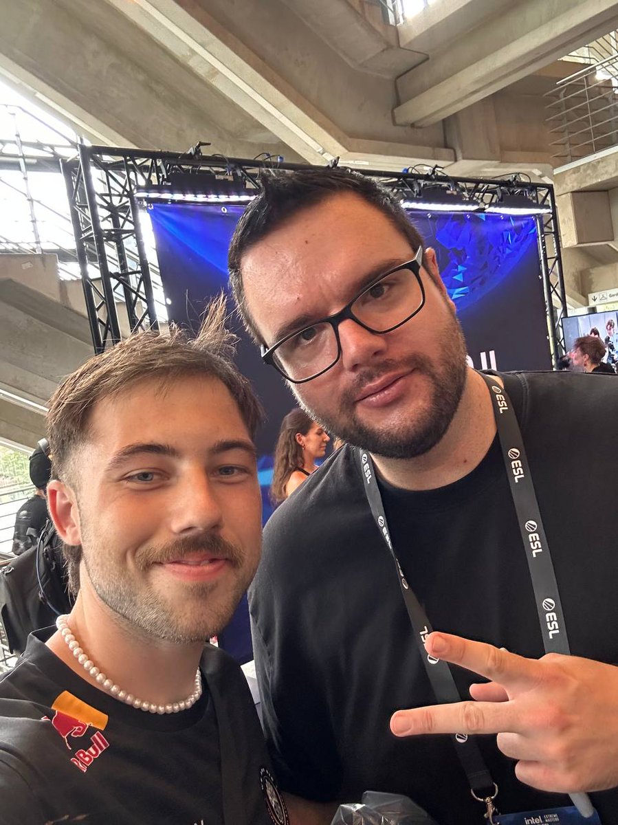 Danke <a href="/TrilluXe/">TrilluXe</a> dass du dir den Moment für meinen best #CS Buddy genommen hast! 
Er ist extra von Sylt angereist! 
Durch dich ist sein Trip komplett. 
Kuss geht raus! 💋❤️ 

Btw er ist krass 💪