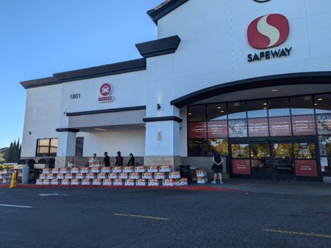 MelissasProduce's tweet image. Checking in from @Safeway in Tracy, CA 🔥🌶️

Who’s gonna come see us &amp;amp; grab a few cases of hatch chiles today?? 

#MelissasProduce #HatchChiles #Safeway
