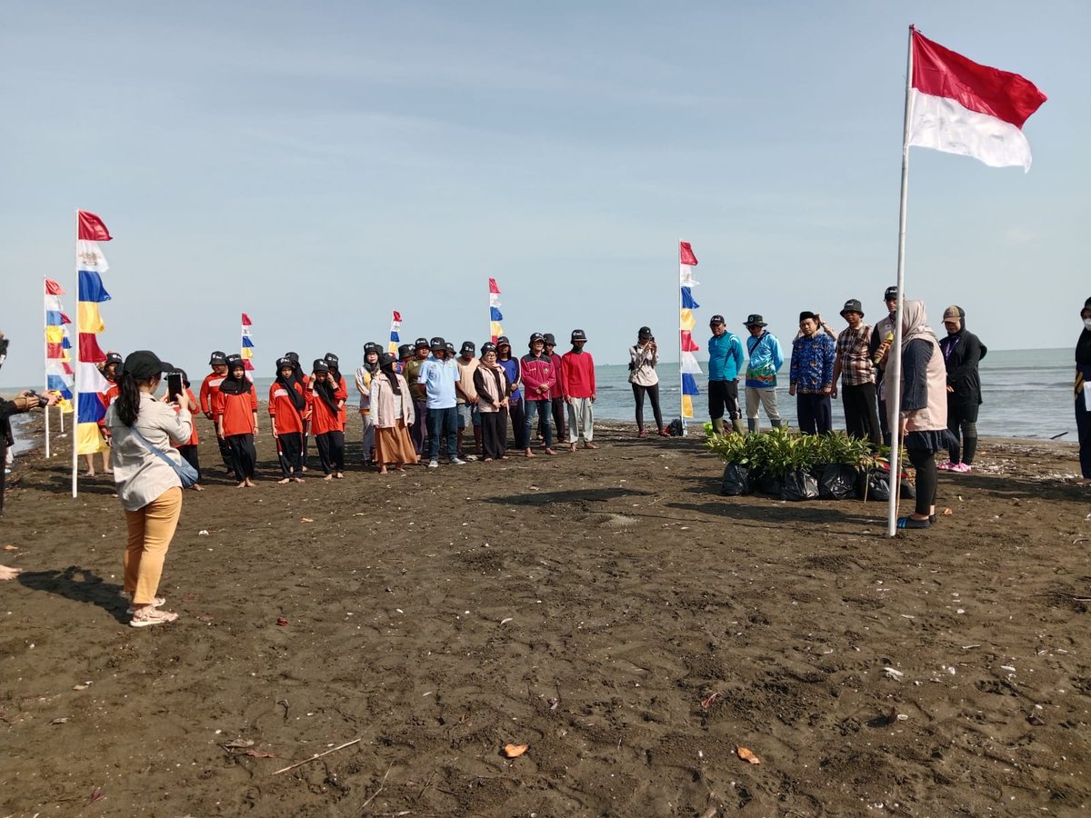 antown_darma's tweet photo. Sabtu, 17 Agustus 2024, Anton Sudarmanto, Luhkan Kab. Brebes, Kegiatan Upacara Bendera 17  Agustus dilanjutkan Penanaman Pohon Mangrove di Ds. Kaliwlingi Kec.Brebes 
#GiatLuhkanSatminkalTegal #Brebes  @PKBLU_bp3tegal  @dkpjateng @dinkanbrebes @bppsdm_pusluh https://t.co/waxuthYTNa