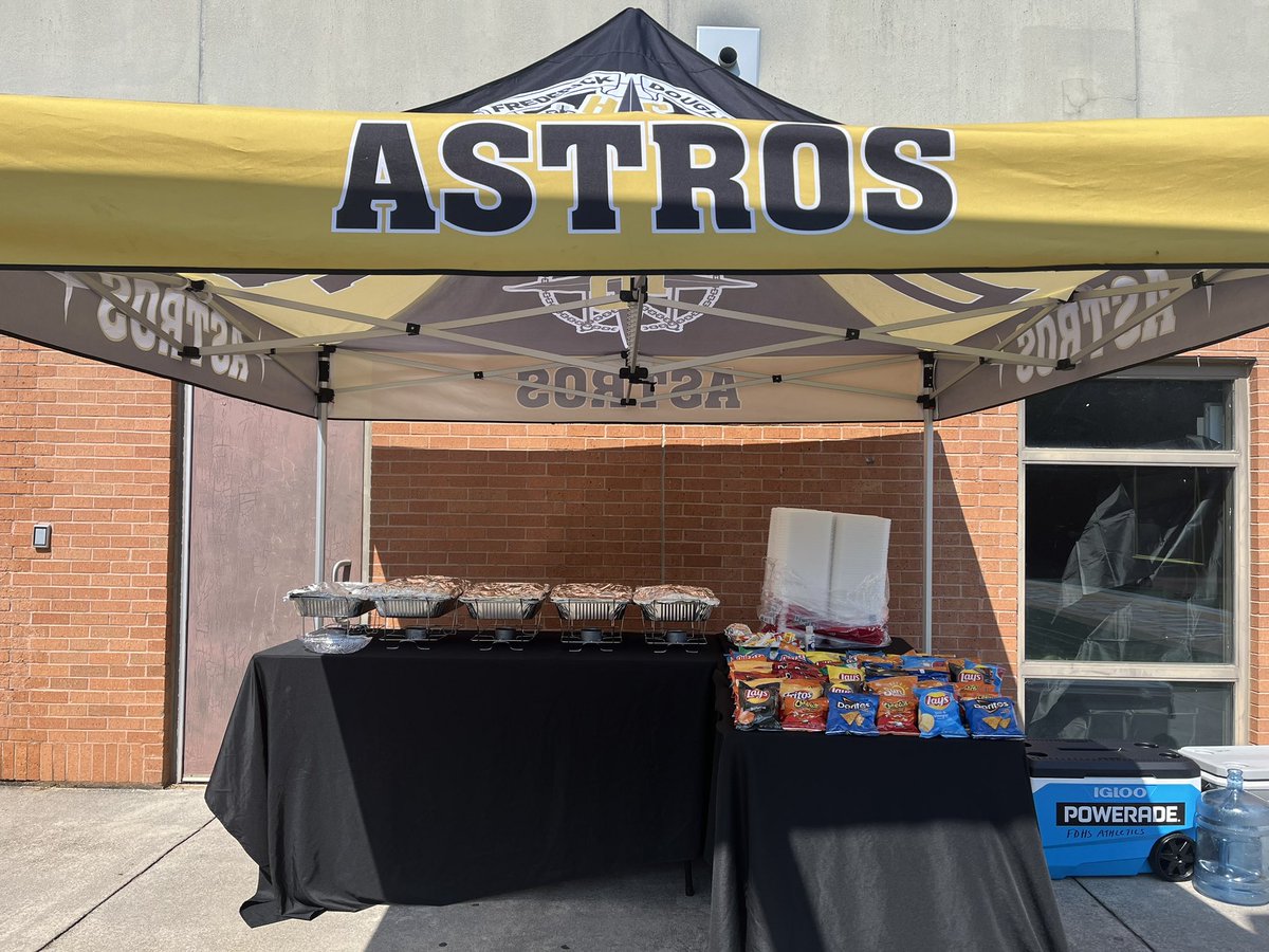 CoachAllen_FDHS's tweet photo. Had to celebrate our football team on this beautiful Saturday! After practice, food on me! The Astro Way! Shout out to @JazzieKitchen for the last minute order! God is good! https://t.co/q9LpOyEj66