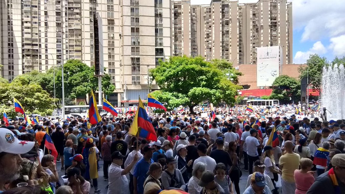 ElNacionalWeb's tweet image. Cientos de manifestantes se reúnen en #Caracas, a la altura de la Avenida Francisco de Miranda en apoyo a la movilización convocada por la oposición este sábado #17ago

📹📷cortesía