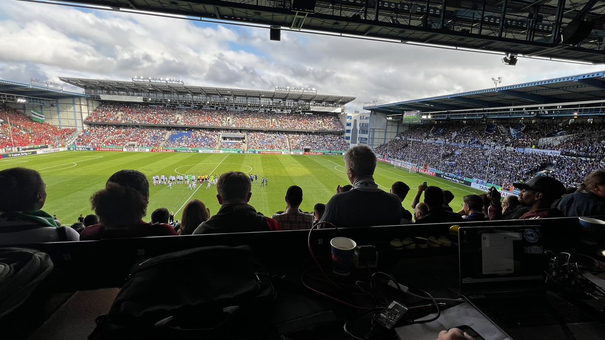 Anpfiff in #Bielefeld. 

Arminia - Hannover 

#DFBPokal
