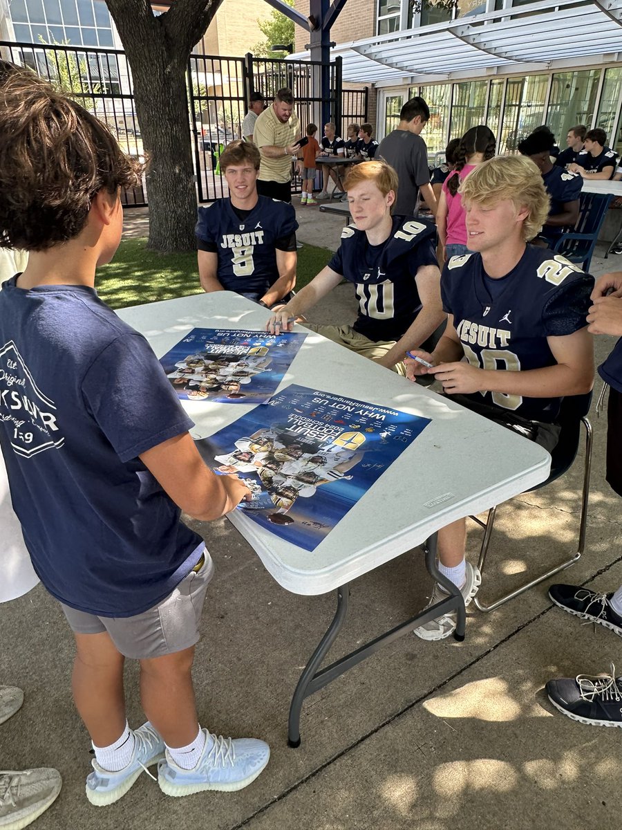 Great way to kick off the season for <a href="/JesuitDallasFB/">Jesuit Football</a> with Meet the Rangers!