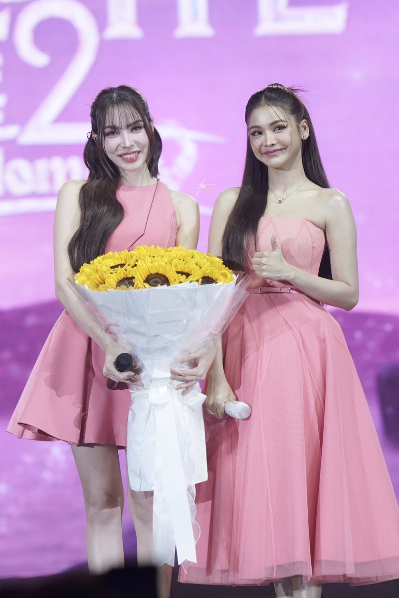 bluethunderq's tweet photo. my sunflower, your white rose 🌻🌹

CHARLOTTE MAGICAL MOMENT 
#CharlottePossible2ndConcert https://t.co/fDAK0MZxWz