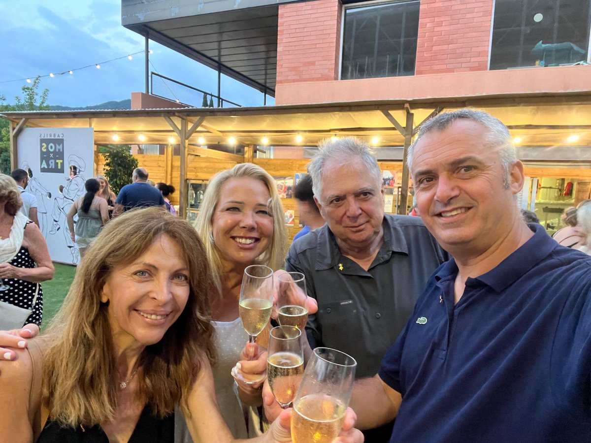 Els regidors de <a href="/juntspercabrils/">juntspercabrils</a> us desitgem que gaudiu de la #festamajorsantahelena2024 #cabrils 🥂