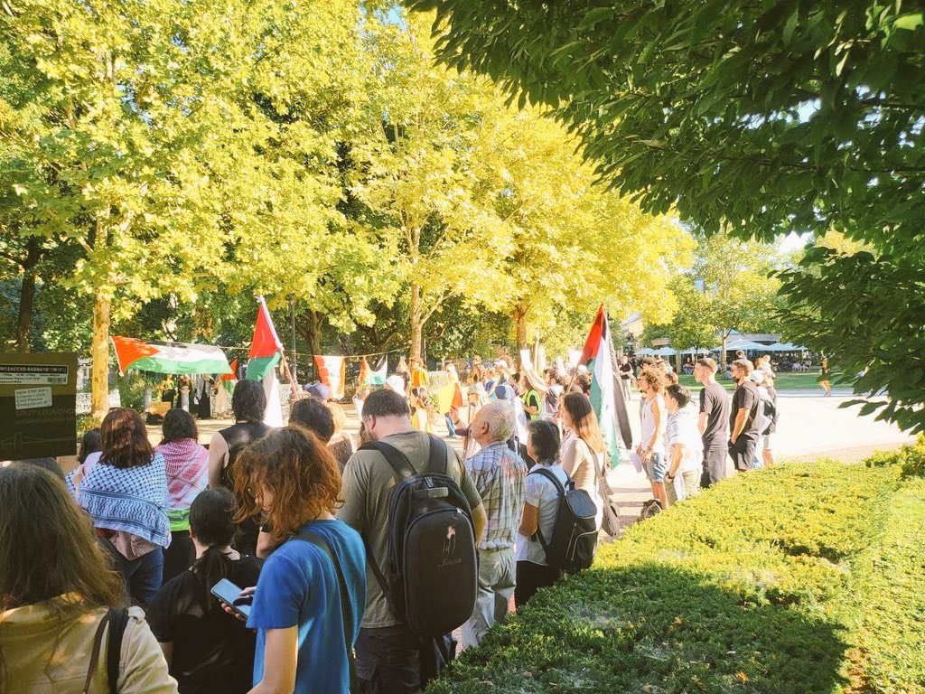 Save_Palestine8's tweet image. Activists protest outside the U.S. Embassy in Budapest, Hungary, in solidarity with Gaza and condemning Israeli atrocities..
Free palestine 🇵🇸 
Love Gaza 
#FreePalestine #Gaza