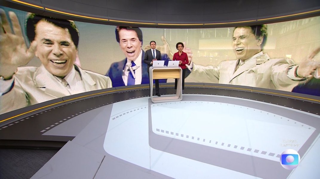 choquei's tweet photo. 🚨VEJA: Fotos do Silvio Santos estampando o telão do Jornal Hoje, na Globo. https://t.co/c2eV3mqbgz