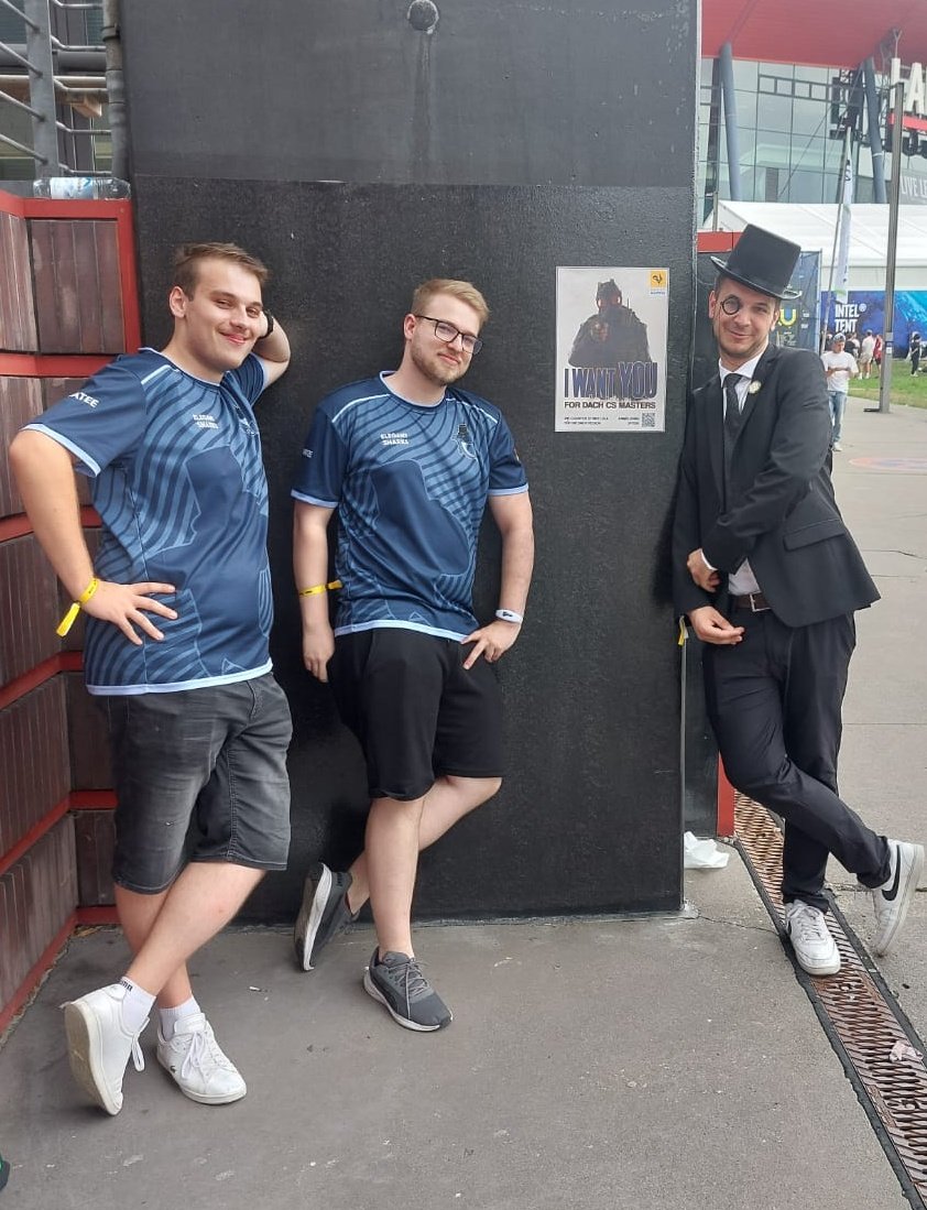 Unsere Sharks zeigen nicht nur im Spiel, sondern auch vor der Kamera ihre Klasse. 🦈📸

Schaut euch diese verführerische Pose vor dem <a href="/dachcs/">DACH CS Masters</a> Poster an – stylisch, smart und bereit für die nächste Saison. 🏆🔥

#beElegant #DACHCSMasters 🐔