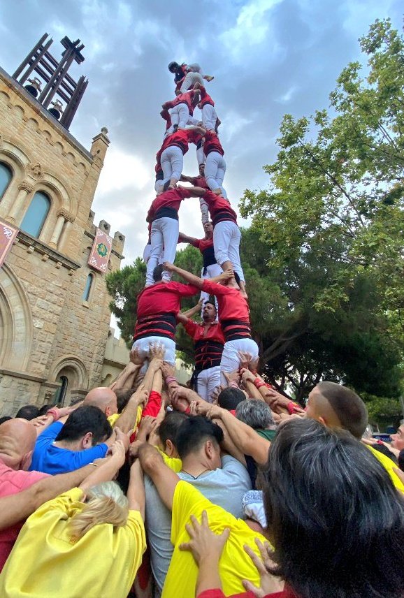 CCTalCat's tweet image. Demostració de tronquisme per part dels Xicots! Els de la capital penedesenca planten el primer tronc de 4 de 8 de la temporada. Després de fer castells de 7 justíssims de pinya, s'han vist en cor d'encarar-ne un de 8 amb la mateixa pinya. #castells #castellers #tronquisme