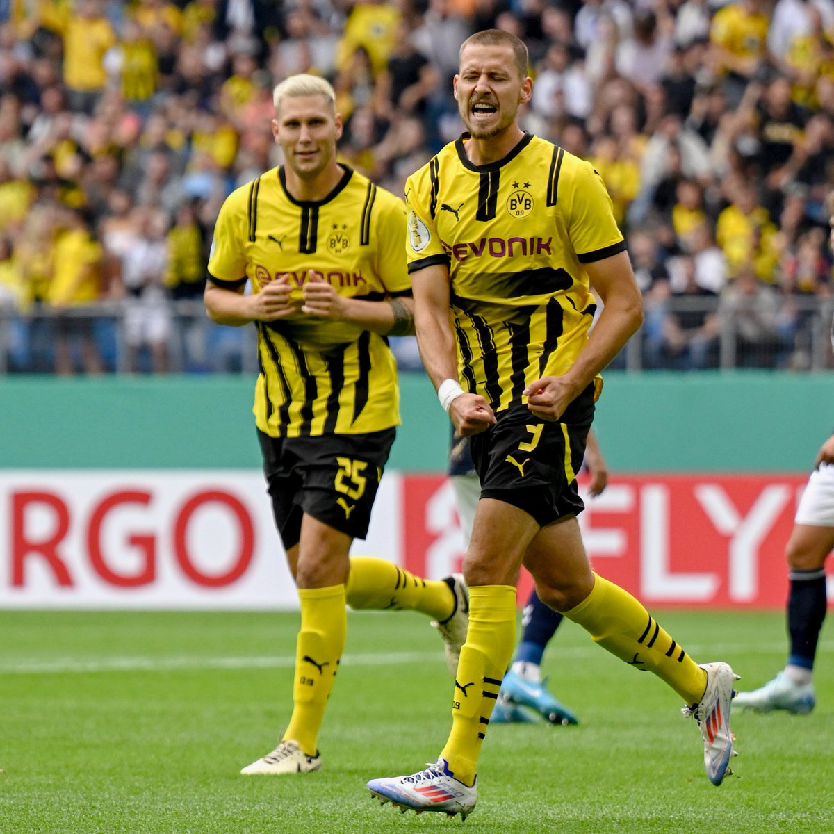 BVB's tweet photo. Bilderbuch-Premiere in Schwarzgelb 🫶

#DFBPokal #PHLBVB 0:1 https://t.co/EPbiUtNLYI