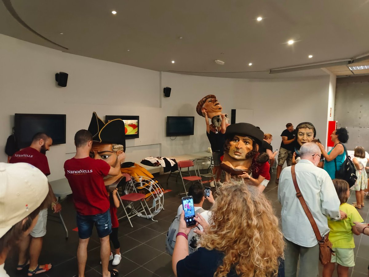 Tota aquesta gent té ganes de ser Nano per un dia!

Us esperem des d'ara i fins les 19:30 h a la Casa de la Festa amb els <a href="/NanosNousTgn/">Nanos Nous Tarragona</a>!