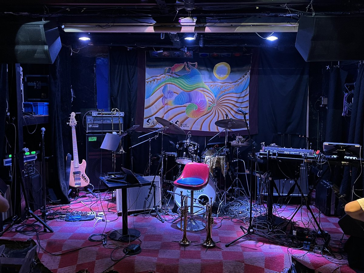 deonkundayo's tweet photo. 8.16.福生チキンシャックにて
d'Éon×RASEEN×NGees スリーマンLIVE
ありがとうございました‼︎

先輩方のパワーに圧倒されつつ楽しめました。
福生のみなさん、僕を見かけてくれてありがとう。 https://t.co/VyNNE3ftgV