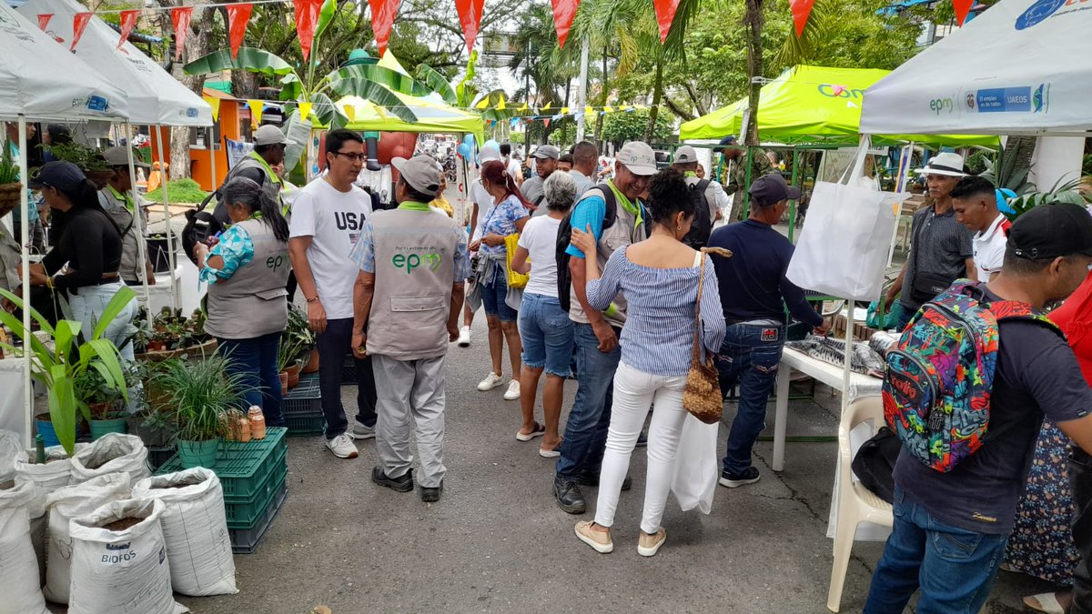 #AEstaHora Organizaciones solidarias de #Caucasia que son fortalecidas con el convenio con <a href="/EPMestamosahi/">EPM estamos ahí</a>, participan en la #FeriaCampesina ofreciendo productos de calidad y a buen precio. 👏

👉 Si vives en Caucasia o estás cerca, aún estás a tiempo de apoyar la economía local.