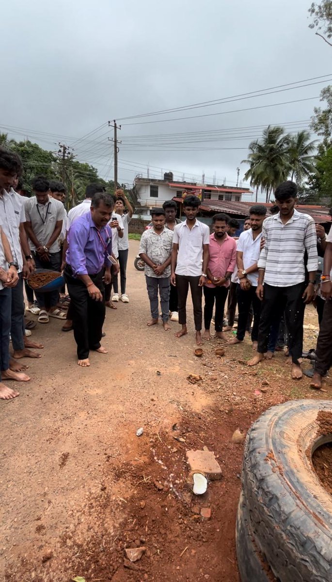 KulalShamanth's tweet photo. ವಿವೇಕಾನಂದ ವಿದ್ಯಾವರ್ಧಕ ಸಂಘದ ಸಮೂಹ ಸಂಸ್ಥೆಗಳ ವಿದ್ಯಾರ್ಥಿಗಳಿಂದ  ಗಣೇಶೋತ್ಸವದ ತಯಾರಿಯ ಸಂಕೇತವಾಗಿ ವಿವೇಕಾನಂದರ ಪ್ರತಿಮೆಯ ಬಳಿ ಬೃಹತ್ 50 ಅಡಿಯ ಕೇಸರಿ ದ್ವಜವನ್ನು ಸ್ಥಾಪಿಸಲಾಯಿತು.
#VCganeshotsava #ganeshachaturthi https://t.co/8nTsjd5KbN