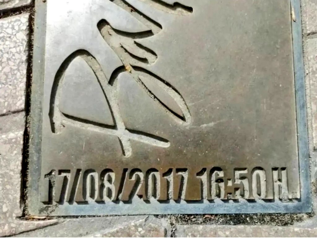 Jordisebastia's tweet photo. A mesura que camino 
per places i carrers
amb goig i alegria
m'entrego als seus plaers.
Em xiulen les cantonades 
aquella vella cançó 
que només sabem,
#Barcelona i jo.

No us oblidem.

#17A #18A #NoTincPor.
#TotsSomBarcelona
#TotsSomCambrils
#HistòriadeCatalunya https://t.co/sGByZOGrxl
