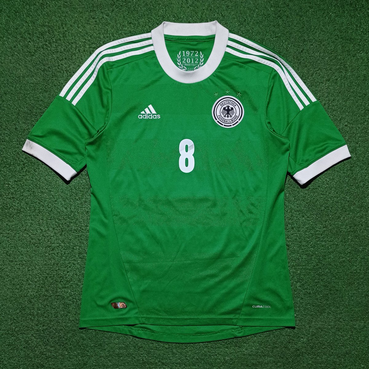 lelanglawas's tweet photo. Detail #LawasMalamMinggu - Sabtu, 17 Agustus 2024 

#Lawas17
Germany Away 2012
Special 40th Anniversary Euro 1972 Champions
#8 MESUT OZIL
Size 100 fit S (68-72x49,5)
NNS remake poly
Tag size crack tipis, pin crack
Washable stain di lengan
No pulls, no bobbles
MULUS!!
EXCELLENTE!! https://t.co/Saa4HkzSrs