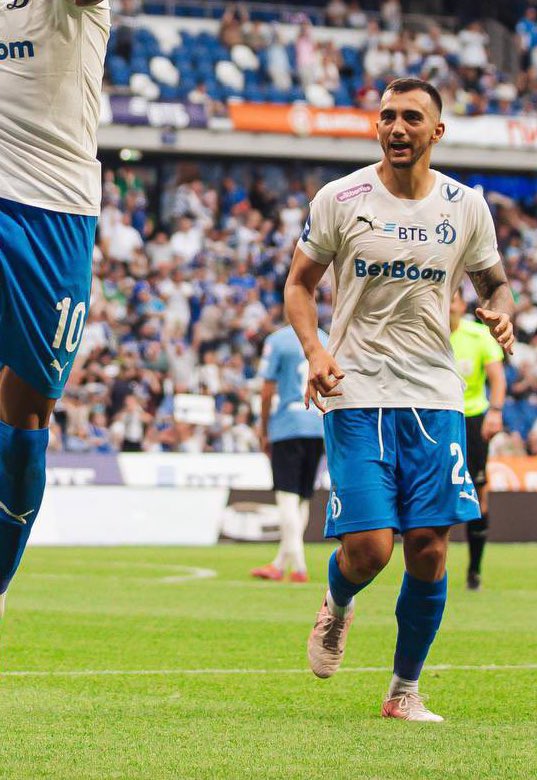julioordz10's tweet photo. Luis Chávez 🇲🇽 jugó 85’ en la victoria de Dynamo de Moscú ante Krylya Sovetov de 1-0 en la Premier League de Rusia 🇷🇺. 

- 35/43 pases precisos (81%) 👟 
- 2 pases clave 🔑 
- 1/2 centros completados 🎯 
- 3/5 balones en largo 👞 
- 2 despejes ⚔️
- 1 intercepción 🧲

Dynamo de Moscú sumó 12 pts luego de cinco fechas y se coloca en la 2 posición de la tabla general.📊