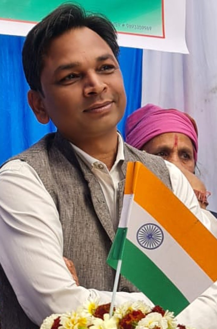 RebornManish's tweet photo. निल्लू बिल्लू, पिछले सितंबर में दस हजार में खरीदा था। 

इससे वर्ड लिमिट हट जाती है। चार किलोमीटर की पोस्ट बना लो। तो यह हैंडल जो, 2021 का बना है, पर वर्ड लिमिट के कारण अमूमन यूज नही करता था, यूज होने लगा। पहले चार महीने में चालीस हजार लोग जुड़ गए। 
●●
लेकिन 3 किलोमीटर की पोस्ट लिखना तो फेसबुक पर फ्री है। ऐसे में खाली बकैती करने के लिए मस्क पे दस हजार उड़ाना, बरबादी लगी। 

तो फरवरी या मार्च में मोनेटाइजेशन किया। 6 महीने में लभगग 40 हजार आ गए। 

तीस हजार का मुनाफा.. 

अब इस सितंबर में बिल्लू का एक साल पूरा होगा। सब्सक्रिप्शन आगे बढ़ाना हो तो दस हजार फिर लगेंगे। मूड होगा तो बढाऊंगा। पैसा तो वापस आ गया है। 

खुद का नही लगेगा। 
तो मोनेटाइजेशन हटा दिया है।  
●●
लिखने से पैसे के कमाना, आत्मा को कचोटता था। मैं लेखक, पत्रकार तो हूँ नही। जिन मित्रों का यह प्रोफेशन होगा, आजीविका होगी, उनका हक है। 

मेरा नही है। 

तो असल मे यही एक पैसा ऐसा था, जिसकी रिसीविंग की मैसेज ट्यून, अनप्लिसेन्ट लगती थी। और सुखद है, कि मोनेटाइजेशन हटाते ही दिल का बोझ हटा। 
●●
और रीच और इम्प्रेशन बढ़ गए है।  

फंडा शायद यह है, की मोनेटाइज करने पर ट्विटर को एड रेवेन्यू मेरे साथ शेयर करना पड़ता था। इसलिए तो रीच एल्गो भी सीमित रखी थी। 

अब पूरा खुदे कमा रहा है तो मेरी रीच को ऑर्गेनिक जाने दे रहा है। इसमे उसका फायदा है। 
●●
भक्त फिर शिकायत कर रहे है, कि जब मुझे नफॉलो नही किया तो फिर उनकी फीड में बार बार कांगी, वामी चमचे की पोस्ट क्यो आ रही हैं?? 

काफी दिनों बाद यह सुखद शिकायत सुनी। 
राज आप जान चुके हैं। 
एंड ऑल द प्लेजर ईज माईन.. 

लिखने का मुद्दा तो  है कि बात दूर तक जाये। ज्यादा से ज्यादा कन्फ्यूज्ड के जाले कटें, और मूर्खो को मिर्च लगे। जो अंधेरे से लड़ना चाहते है, उन्हें तर्क , तथ्य और धारदार जुमले मिलें। 

और मैं सन्तुष्ट हूँ।
ठीक ठाक चल रहा है। 
●●
यहां फेसबुक की तुलना में एक अंतर है। लोग कॉपीराइट से बड़ा डरते हैं। कॉपी करने के पहले पूछते हैं। 

न पूछा करें भई। 

TL पर स्क्रॉल डाउन करें। फालतू पोस्ट इग्नोर करें। सेंसफुल चीजें उठायें, ले जायें, जहां जी चाहे चेम्प दें। 

अपने नाम से छपा लें। 
पैम्फलेट बनाकर बंटवा दें।
किताब छपा लें।
वीडियो बना लें। 

अपने हैंडल पर भर भर के इम्प्रेशन कमाएं, मोनेटाइज कर लें। कुछ नही तो वाहवाही लूटें, कुंठित भक्तों की गालियों का सुख प्राप्त करें। 

और बात, दूऊऊऊऊर तक ठेल आयें। 
●●
सच्चा मित्र, और इस हैंडल का अच्छा फॉलोवर वह है, जो पोस्ट कॉपी मारकर खुद के नाम से पूरी बेशर्मी से भक्तों के व्हाट्सप में तेजाब की तरह ठेल देता है। 

वही ऐसे मित्र मेरे असली सिक्के हैं, 
आप ही मेरा मोनेटाईजेशन हैं। 

❤️