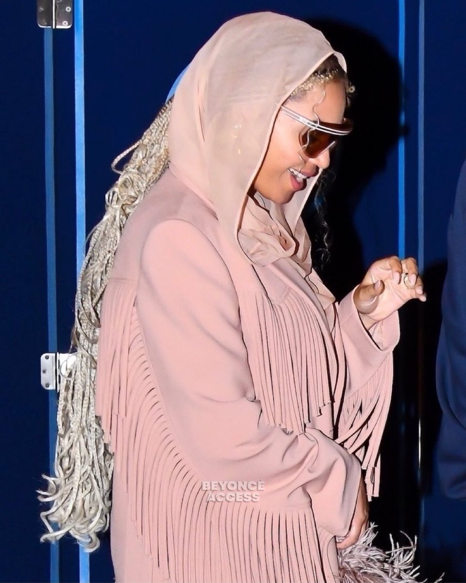 __Onixivy_'s tweet image. BEYONCÉ HAS BRAIDS!!!! SHES BEEN WORKING!!!!!!