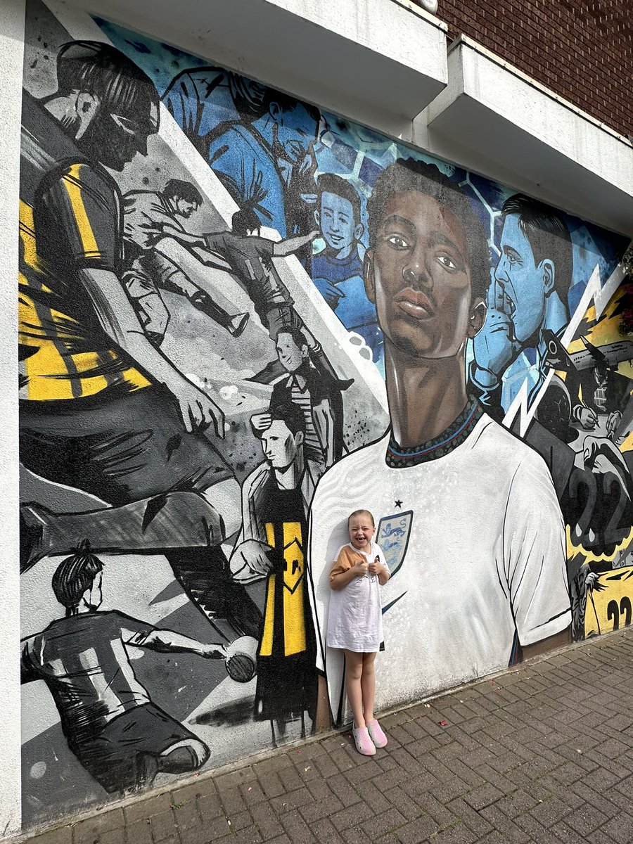 Excited to see this mural of ‘her boy’ <a href="/BellinghamJude/">Jude Bellingham</a> 🫶🏻
