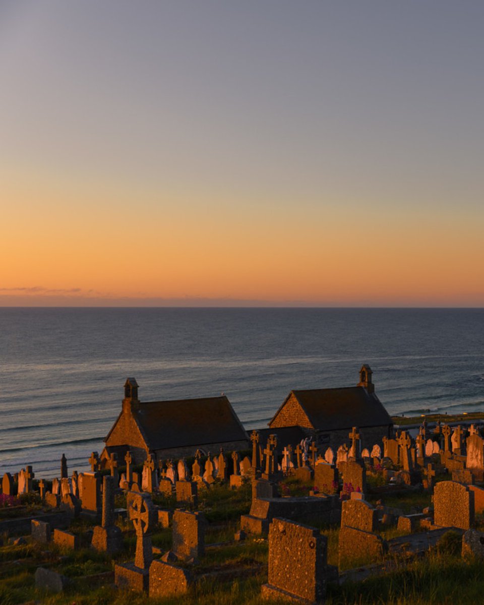 Nestled behind #TateStIves, overlooking #Porthmeor Beach &amp; the Atlantic Ocean, is Barnoon Cemetery. It is the resting place of artist Alfred Wallis.

See work by #AlfredWallis at Tate St Ives.

📷 Kirstin Prisk