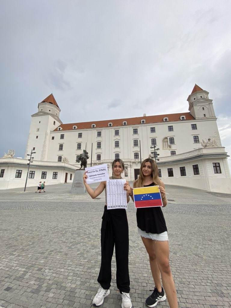 dayanagomezac's tweet photo. Incluso desde Bratislava, Eslovaquia alzamos nuestra voz por Venezuela, porque todos queremos que se haga justicia y tener una Venezuela libre por fin @MariaCorinaYA @EdmundoGU Venezuela y el mundo está con ustedes!!!! https://t.co/VKKdngMd7Q