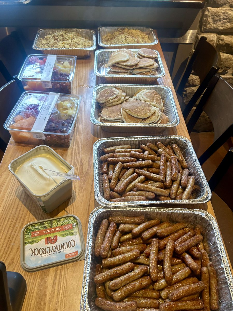 1789Chilis's tweet photo. What an awesome All TMs meeting Morris had! Great breakfast, Chili pepper piñatas, ATLs, Chilis swag!! @GumpMike,@NicholasBPaxton #Everyguestcount #Chilislove #Ourpurpose @Chilis https://t.co/llTMkEgb7Q