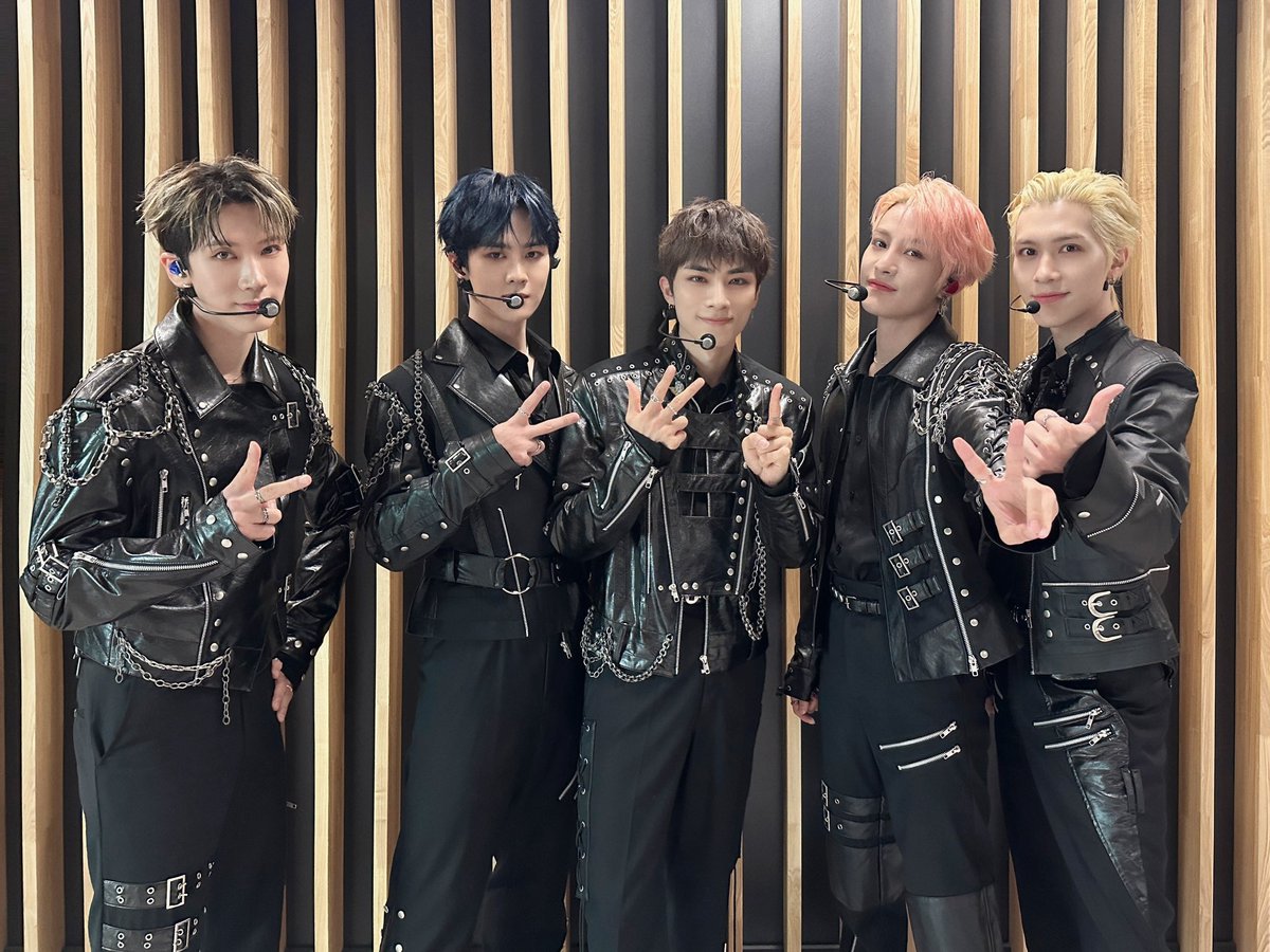 WayV_official's tweet photo. 僕たちの初コンサートが無事に終わりました!!!🥳🥳🥳今日のコンサート、WayZenNiの皆さんは楽しかったですか? 今日からスタート~僕たちが行きますので楽しみに待っていてくださいね~🥰  (from KUN)

Our first concert has ended successfully!!! 🥳🥳🥳 Did WayZenNies have fun at today's concert? This is just the beginning~ We’ll go to find you so please wait for us~🥰 (from KUN)

#WayV #威神V
#ONTHEWay #NAGOYA
#WayV_ONTHEWay_in_NAGOYA