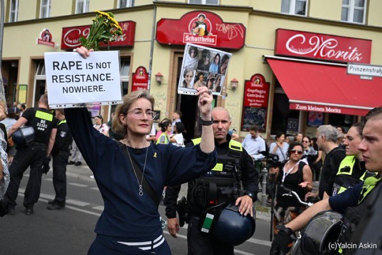 „Wir fangen wirklich gerne für Sie bestimmte Wurfgeschosse ab. Aber es ist besser, wenn Sie jetzt gehen.“ Die beste <a href="/PolizeiBerlin_E/">Polizei Berlin Einsatz</a> hat Ehre &amp; Ahnung, deshalb haue ich ab. #Hamas-Rufe, Flaschenwürfe, Eier, Flaggenstangen, Lust auf Schlägerei haben nichts von friedlichem Protest.