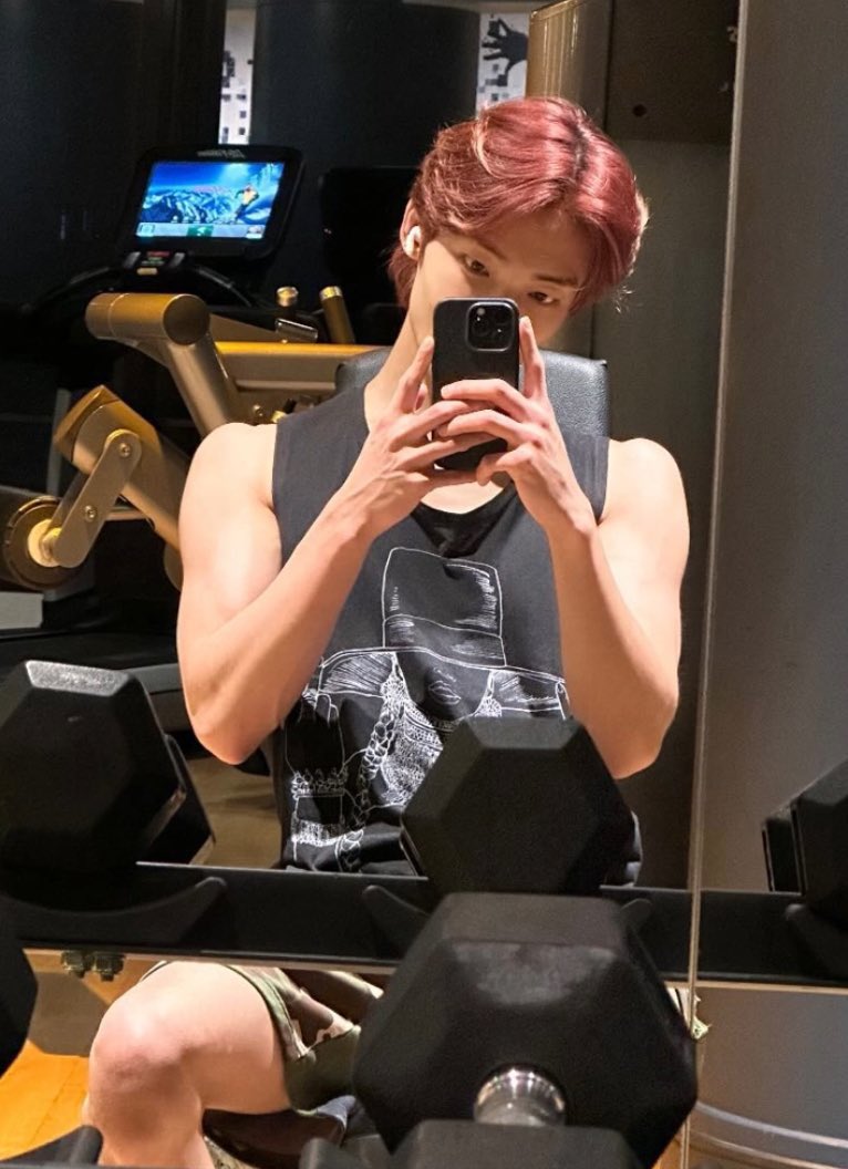 KVNFEED's tweet photo. kevin moon is so hot for this https://t.co/PEaLzgdGAq