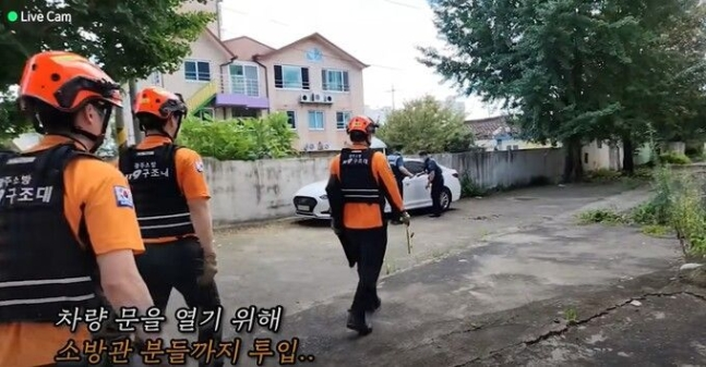 tang__kira's tweet photo. Youtuber Dosawoochi (도사우치) yang sedang fokus membuat konten mengenai rumah angker sedang syuting di satu bangunan tak berpenghuni. Tak disangka, ia malah menemukan mayat

Dosawoochi bersama temannya mengunjungi sebuah bangunan tak berpenghuni. Saat sedang berkeliling memeriksa bangunan tersebut, ia dan temannya menemukan sebuah mobil berwarna putih terparkir di belakang bangunan.