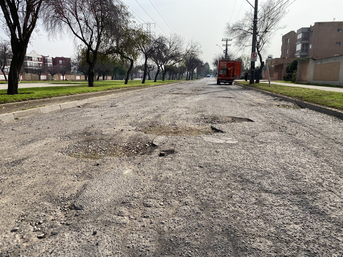 EricReynoldsJ's tweet photo. Estimado @TomasVodanovic soy vecino del sector Las Torres en Maipú. La calle con dirección sur entre Orleans y Santa Corina es compleja. La avenida es una “zona de meteoritos” y el tránsito vehicular es muy peligroso. Necesitamos urgente una solución. Muchas gracias. @Muni_Maipu https://t.co/1FPmsbRxIX