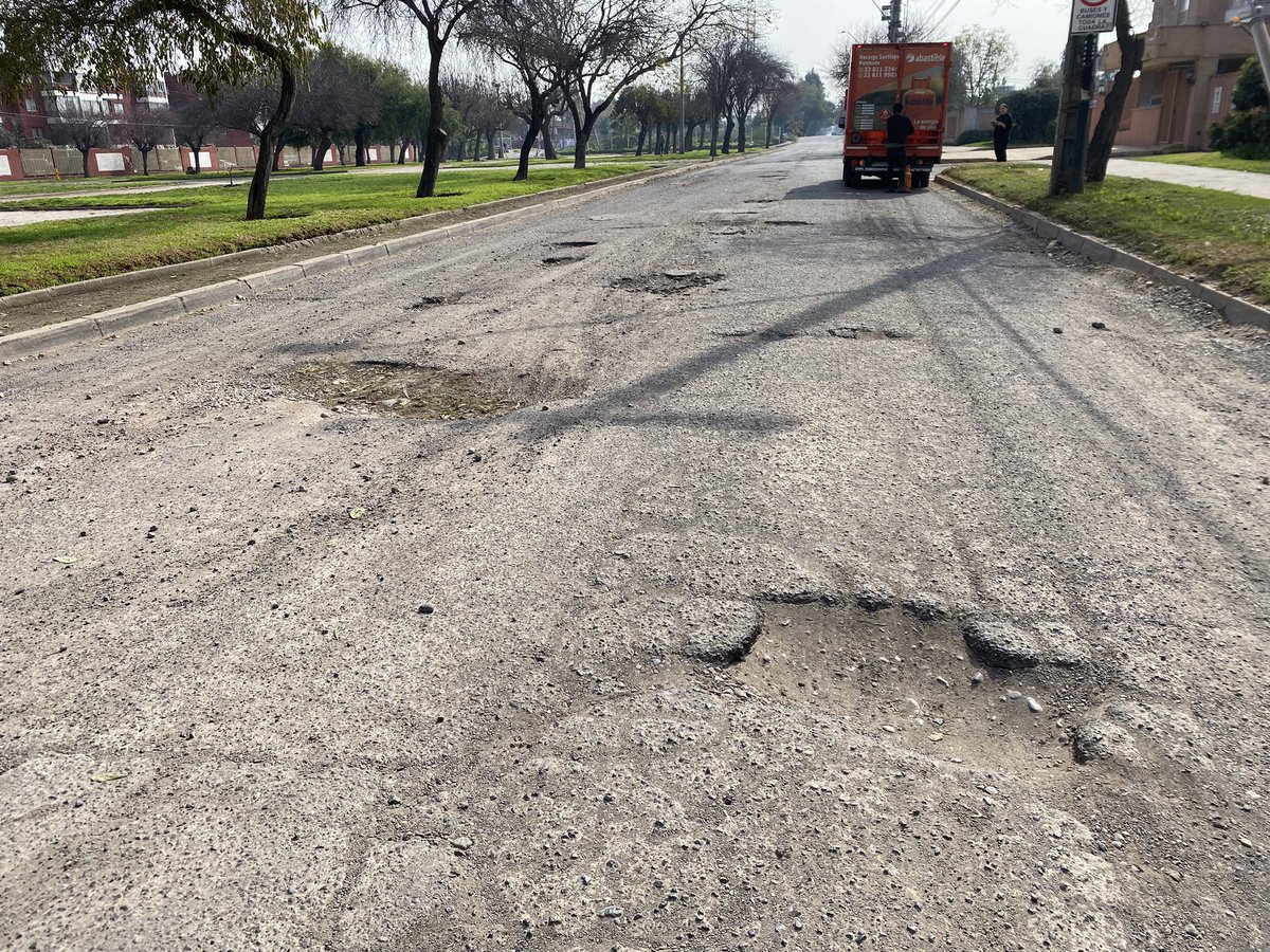 EricReynoldsJ's tweet photo. Estimado @TomasVodanovic soy vecino del sector Las Torres en Maipú. La calle con dirección sur entre Orleans y Santa Corina es compleja. La avenida es una “zona de meteoritos” y el tránsito vehicular es muy peligroso. Necesitamos urgente una solución. Muchas gracias. @Muni_Maipu https://t.co/1FPmsbRxIX