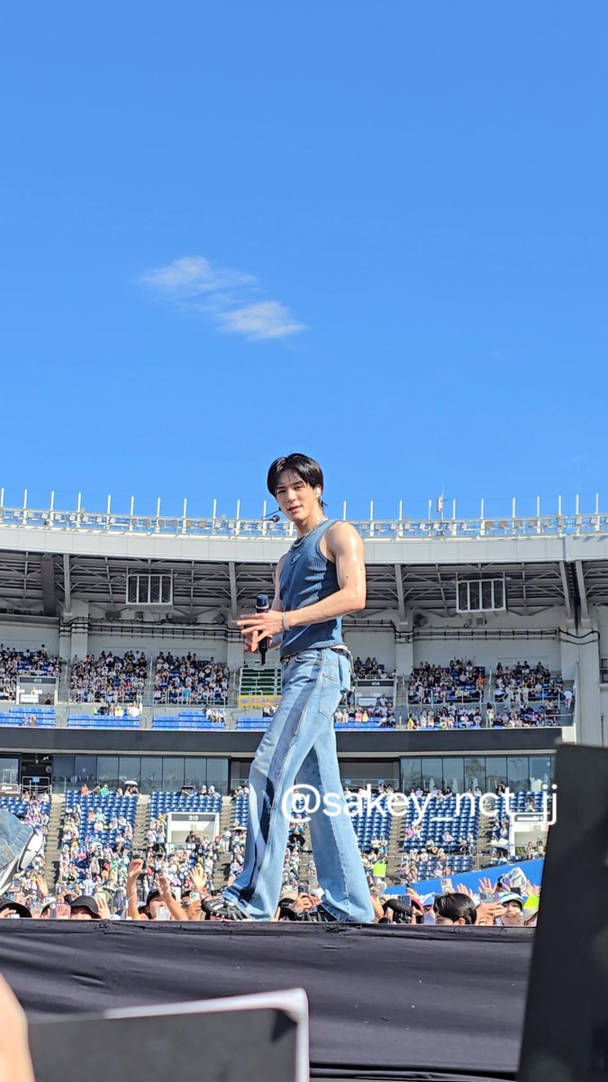 Gorgeous.. perfect.. fine.. handsome.. Jeno..