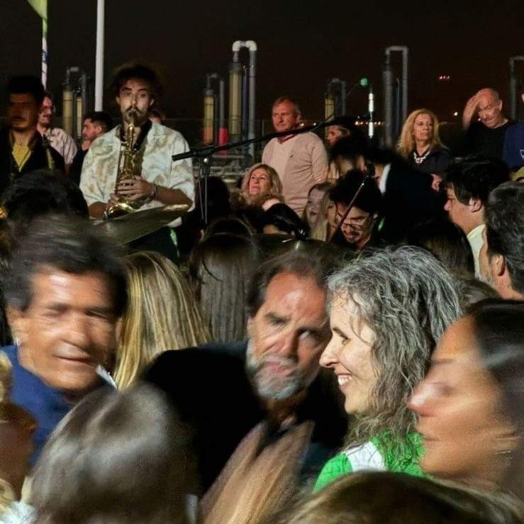 mig_albuquerque's tweet photo. Depois de um mês difícil a aturar as loucuras da oposição, não dispenso as minhas duas semanas de férias no Porto Santo na companhia dos meus amigos. https://t.co/ikpI5giQuu