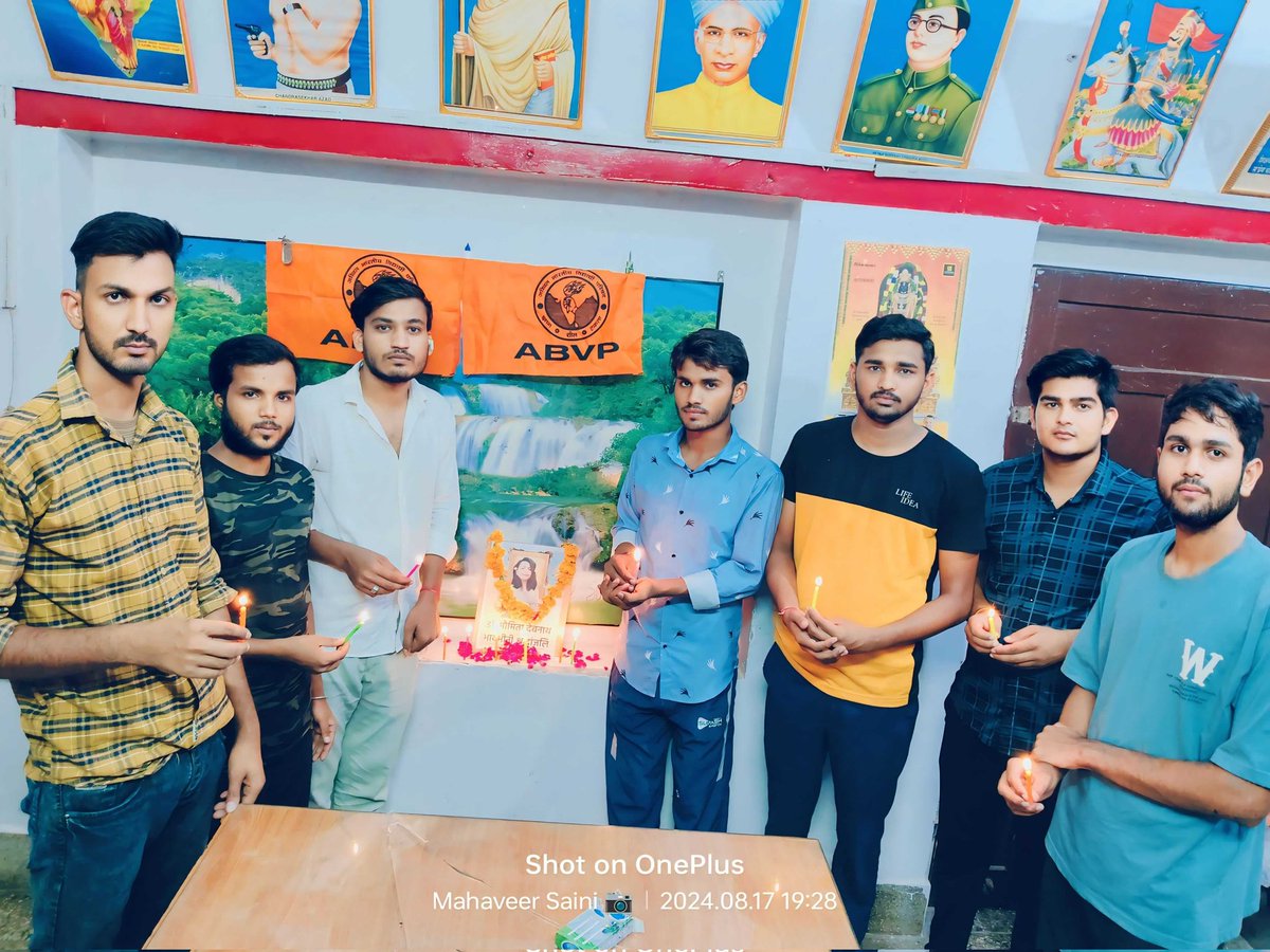 abvp4dausa's tweet photo. अखिल भारतीय विद्यार्थी परिषद दौसा जिले की नगर इकाई सिकंदरा के कार्यकर्ताओं ने  पश्चिम बंगाल के कोलकाता में एक ट्रेनी महिला डॉक्टर के साथ हुए दुष्कर्म और जघन्य हत्या के विरोध में कैंडल जलाकर पुष्प अर्पित कर के* श्रद्धांजलि दी
उनके परिवार को भगवान दुख सहन करने की शक्ति प्रदान करें। https://t.co/9qDzaIGLKb