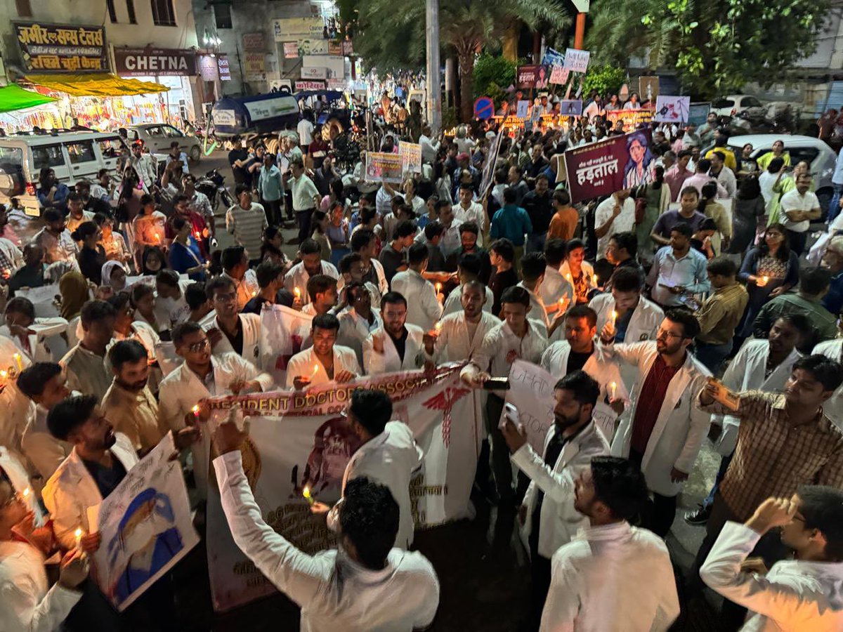 DrComplicated1's tweet photo. Another day Ends but the Protest Continues at Gorakhpur by Medical Students…
#justiceformoumita #यह_आज़ादी_झूठी_है #BengalHorror #kolkatadeathcase #justiceforRGkar
#justiceformoumitadebnath
#mamtamustresign
@MamataOfficial @derekobrienmp @MahuaMoitra @PMOIndia https://t.co/u9B6ak1Ygy