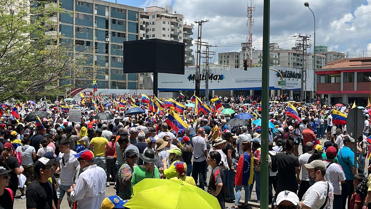 Habitantes de Valencia, Carabobo, se concentran en la Av. Bolívar en la esquina del  Tijerazo, como parte de la gran protesta mundial en contra del fraude de Maduro y en defensa de la soberanía popular.