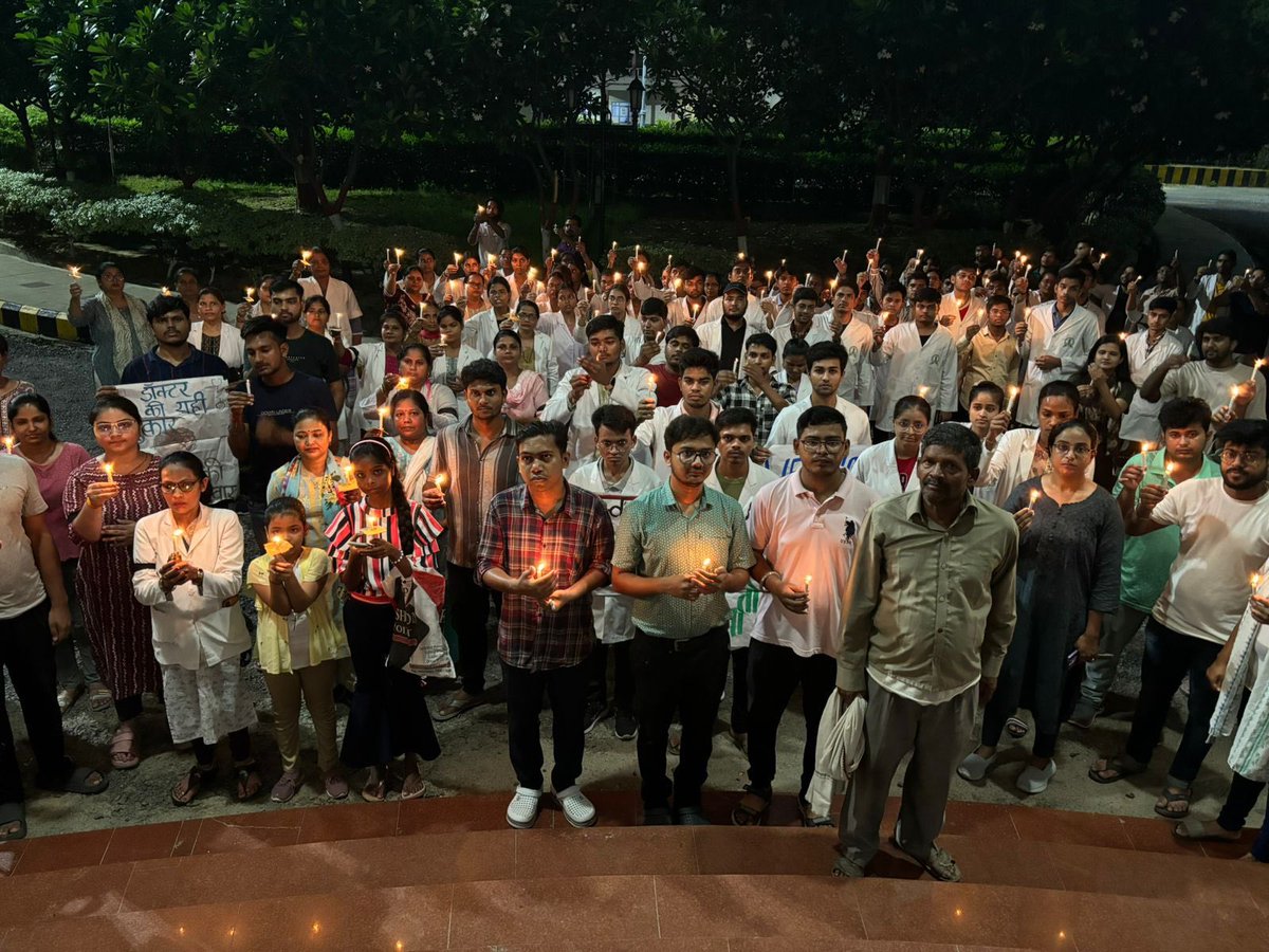 DrGauravMaurya's tweet photo. Today 17th August is celebrated as BLACK Raksha Bandhan in which Female Doctors &amp; Nursing staff tie Black Ribbons to Security Guard as Raksha sutra #BlackRakshaBandhan #justiceformoumita #यह_आज़ादी_झूठी_है #BengalHorror #justiceforRGkar

 @PMOIndia @RDA_UP @DBRRAMCKannauj https://t.co/ClQWSnRtQ4