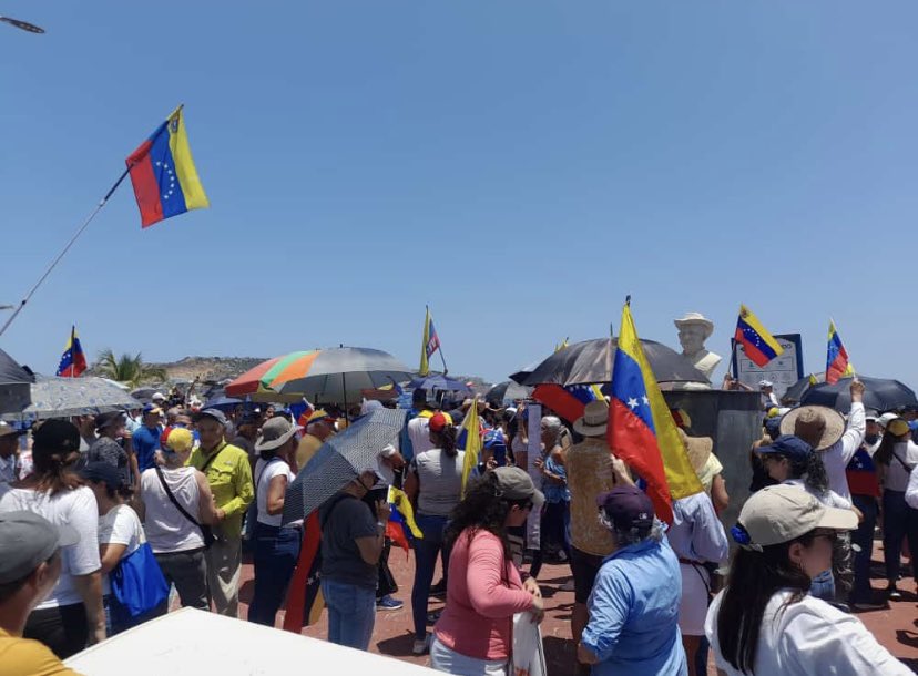 Milleralvinom's tweet image. #17Ago | Ciudadanos en #Anzoátegui se concentran pacíficamente en #ElTigre, #Anaco y #Lechería, como parte del llamado hecho por @MariaCorinaYA y @EdmundoGU. En otros municipios también se concentran. 📸: Cortesía.