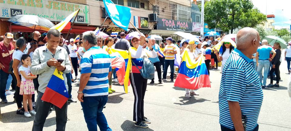 Milleralvinom's tweet image. #17Ago | Ciudadanos en #Anzoátegui se concentran pacíficamente en #ElTigre, #Anaco y #Lechería, como parte del llamado hecho por @MariaCorinaYA y @EdmundoGU. En otros municipios también se concentran. 📸: Cortesía.