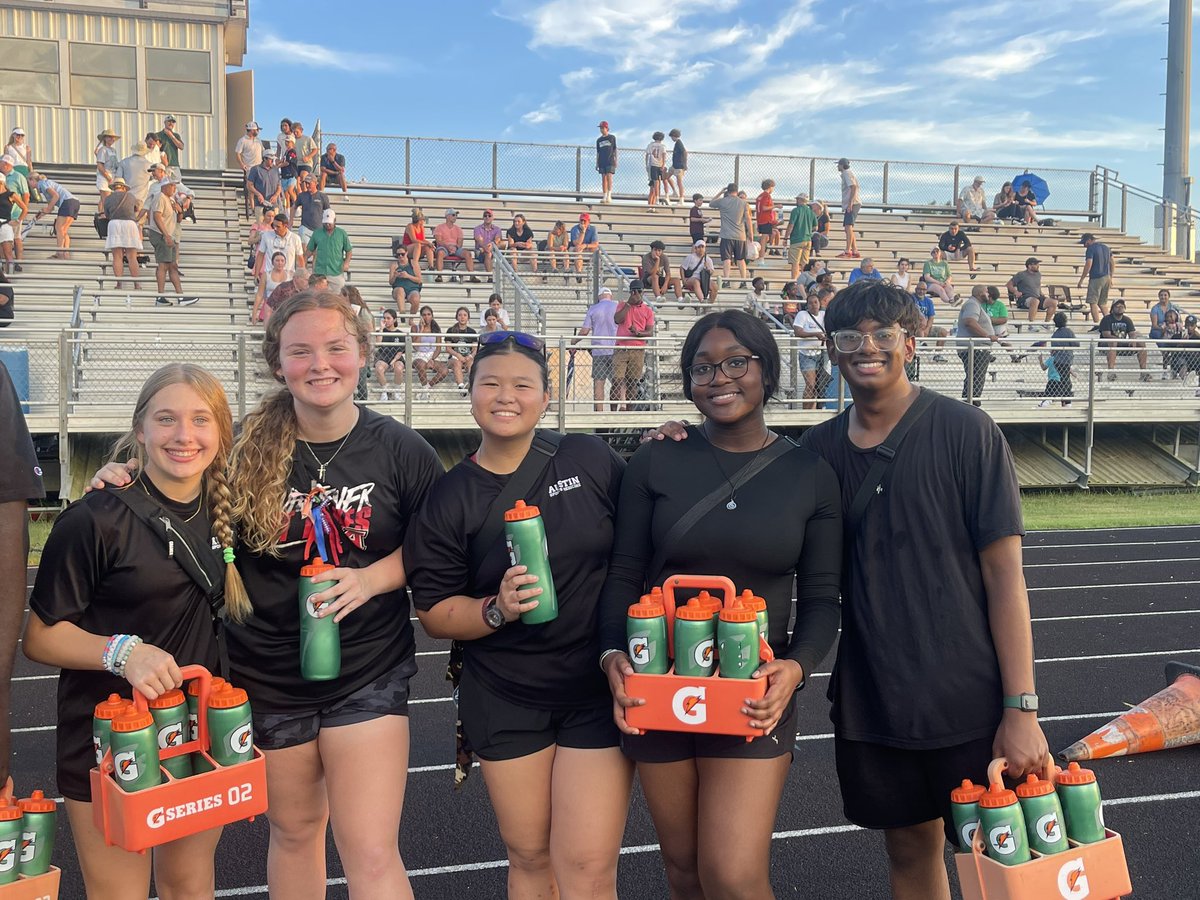 Dawgsportsmed's tweet photo. Honorary Sports meddies β
β
Met up for Night of Champions β
β
Epic tic tac toe battle β
β
Learned more about TEAM β
β
Laughed at the captains/ student trainer skits β
β
Core memories made β
β
Breakfast earned β
β
#Success #YeahTEAM πβοΈβ€οΈπ https://t.co/pTWz4Ioj3j