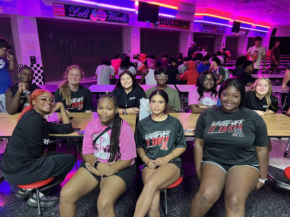 Dawgsportsmed's tweet photo. Honorary Sports meddies β
β
Met up for Night of Champions β
β
Epic tic tac toe battle β
β
Learned more about TEAM β
β
Laughed at the captains/ student trainer skits β
β
Core memories made β
β
Breakfast earned β
β
#Success #YeahTEAM πβοΈβ€οΈπ https://t.co/pTWz4Ioj3j