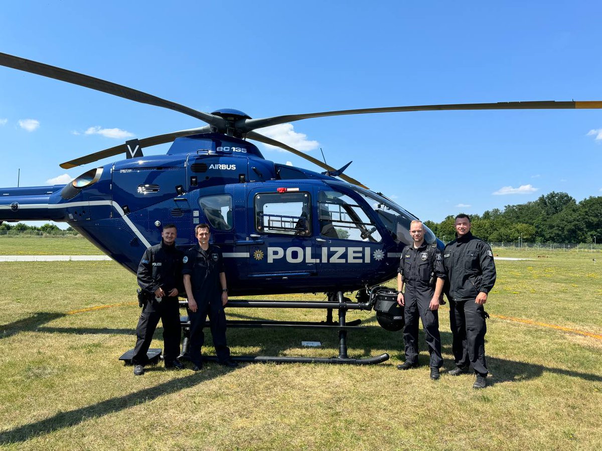 PolizeiBerlin_E's tweet image. Sie hören durch die Musik des #Ravetheplanet ein Hintergrundrauschen? Unser #Heli stellt gern den Backgroundgesang. 🎶🚁
Wir verschaffen uns aktuell einen Überblick über den Zustrom zur Straße des 17. Juni.
#b1708