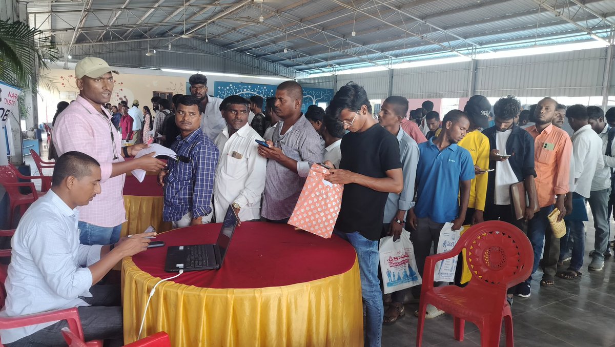 SPNARAYANPET's tweet photo. #District_SP_Yogesh_Gautam_IPS gave appointment documents to 491 young women and men who were selected in the job rules in the #Mega_Job_Mela fair organized under the auspices of #Police_Department in #Kosgi_town_of_Narayanapet_District. https://t.co/4p2GkmYNWA