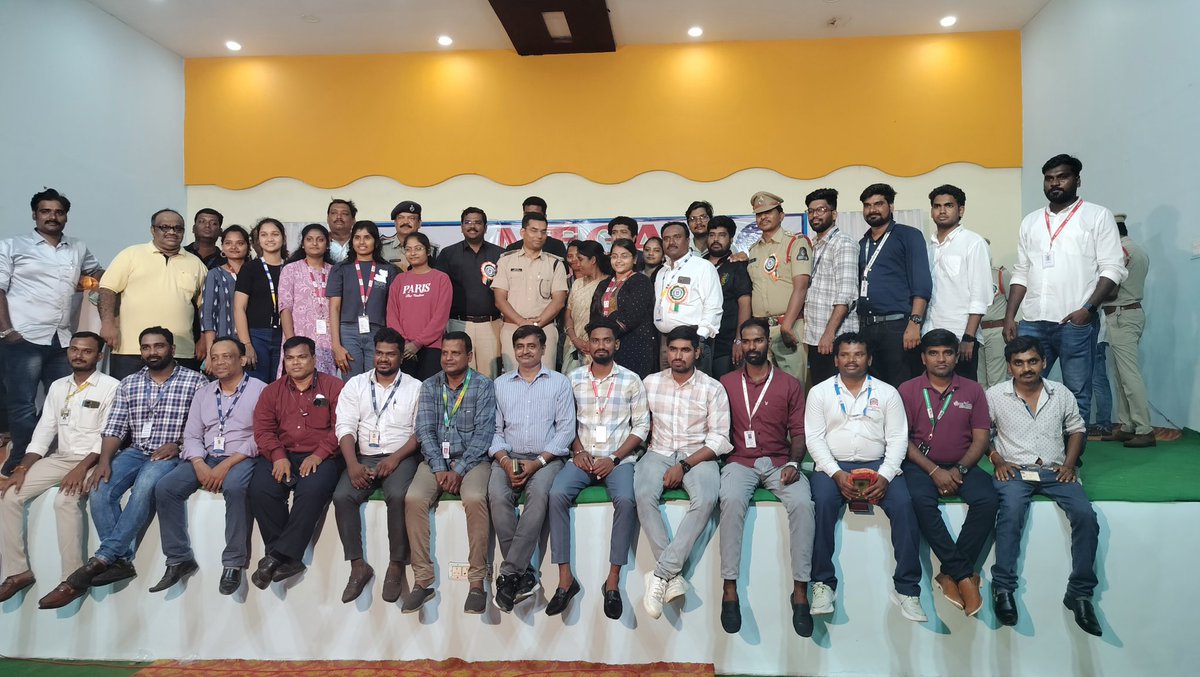 SPNARAYANPET's tweet photo. #District_SP_Yogesh_Gautam_IPS gave appointment documents to 491 young women and men who were selected in the job rules in the #Mega_Job_Mela fair organized under the auspices of #Police_Department in #Kosgi_town_of_Narayanapet_District. https://t.co/4p2GkmYNWA